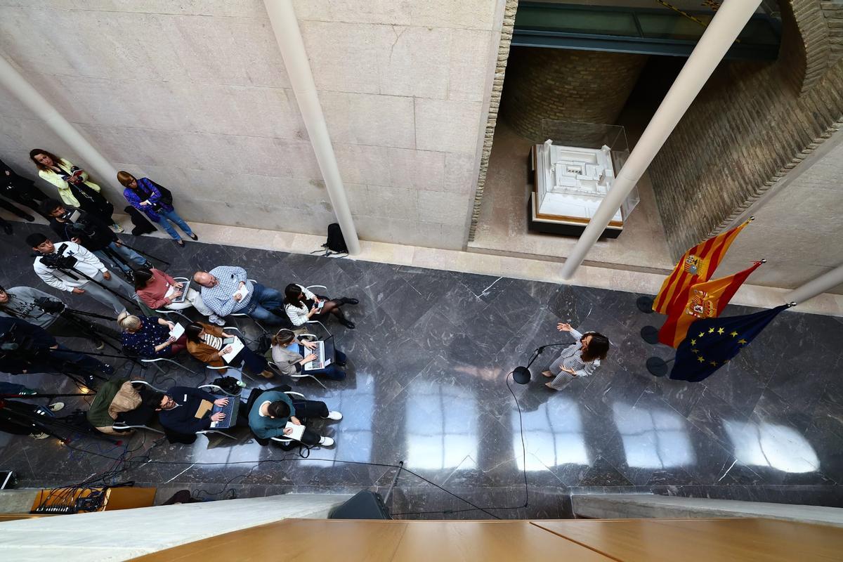 Rueda de prensa del presidente de las Cortes, en los pasillos del hemiciclo aragonés.