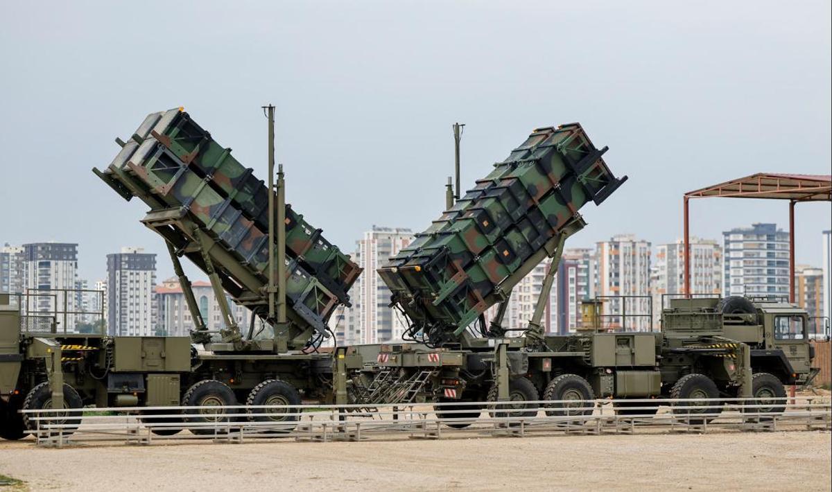 Dos lanzadores de misiles Patriot españoles en la base aérea turca de Incirlik, de la OTAN. Al fondo, la ciudad de Adana.