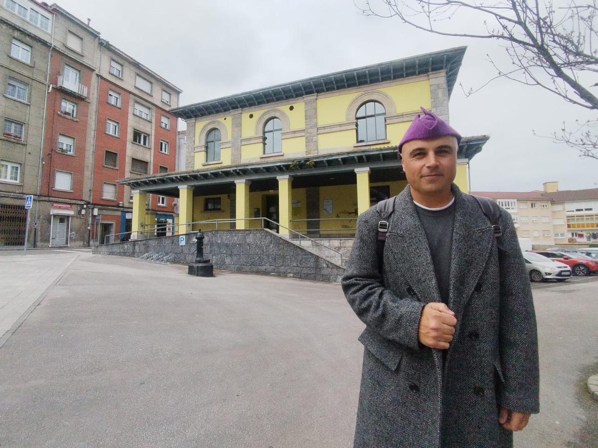 Adrián Fernández González, frente a la biblioteca municipal "Antón de la Braña".