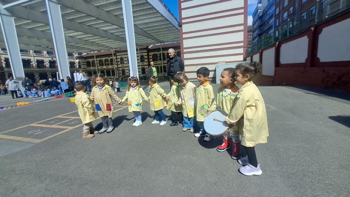 Alumnos del centro, durante la jornada de partidos.