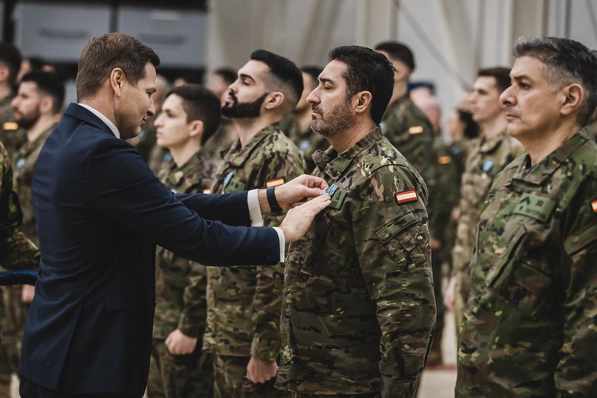 Los militares del 73.º Regimiento de Artillería Antiaérea reciben condecoraciones del Ministerio de Defensa de Estonia por su defensa de la base aérea de Amari con lanzadores de misiles Nasams en noviembre de 2024