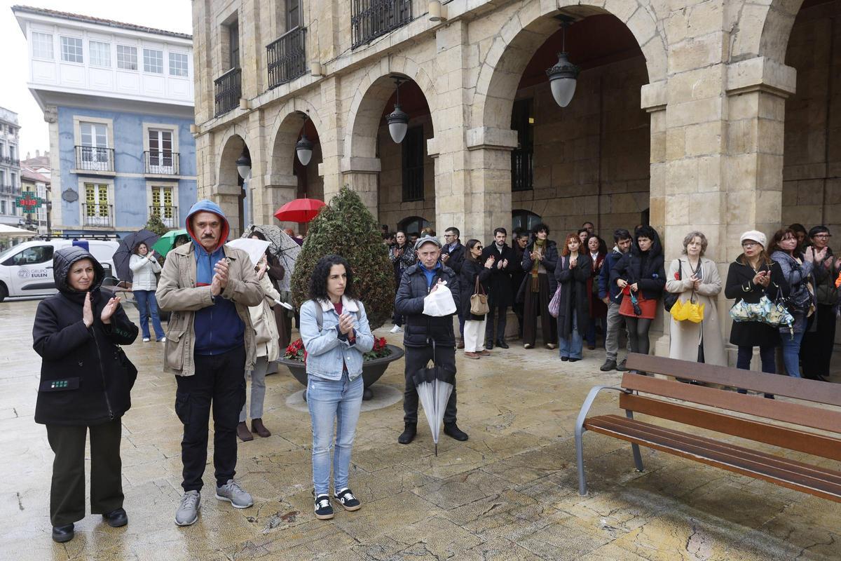 EN FOTOS: El alcalde de Avilés sufre un escrache en un minuto de silencio por el 11M EN FOTOS: El alcalde de Avilés sufre un escrache en un minuto de silencio por el 11M