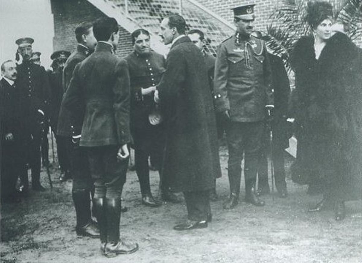 En el centro, Menéndez, el rey Alfonso XIII, con un gran abrigo. A la derecha, la reina Victoria Eugenia. En Getafe, 1915.