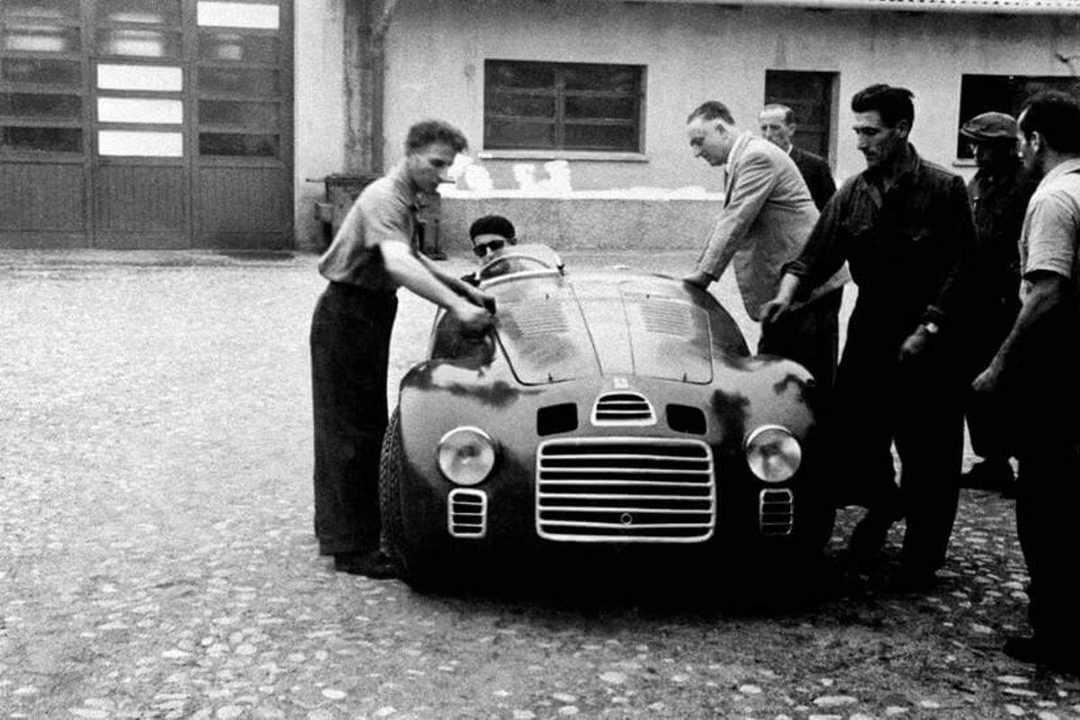 Enzo Ferrari en el primer Ferrari de la historia