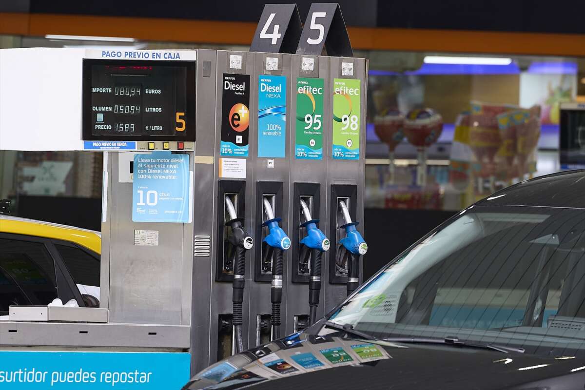 Surtidores en una gasolinera Repsol Foto: Jesús Hellín / Europa Press