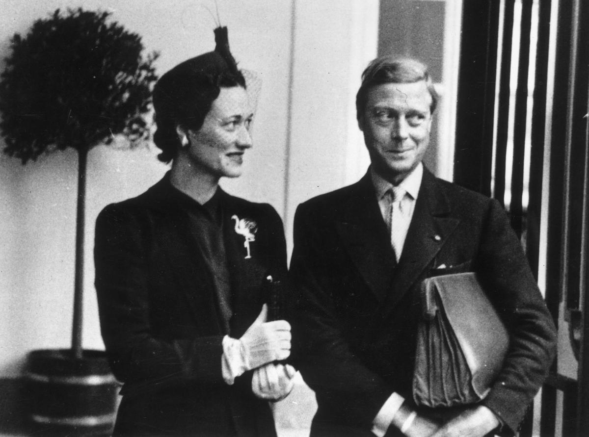 Los duques de Windsor, en Madrid, en 1940. Wallis luce el broche de flamenco de Cartier.