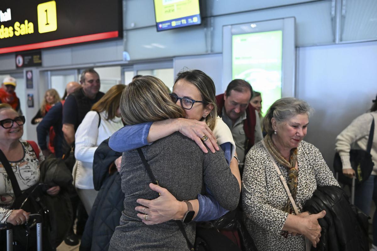 Los 29 peregrinos españoles que quedaron atrapados en Israel por el estallido del conflicto armado a su llegada al Aeropuerto Adolfo Suárez – Madrid Barajas,