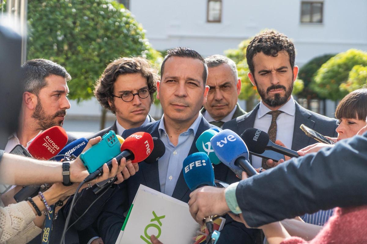 El portavoz de Vox en Extremadura, Óscar Fernández, atiende a los medios.