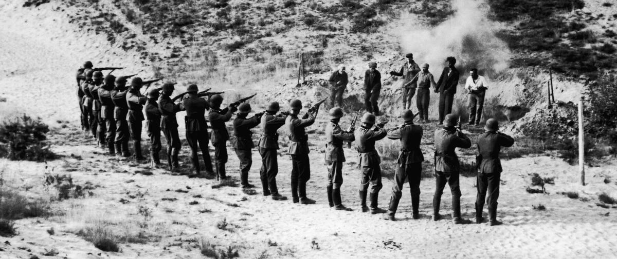 Las tropas alemanas fusilan a prisioneros en los territorios ocupados mientras avanzan hacia el Este.