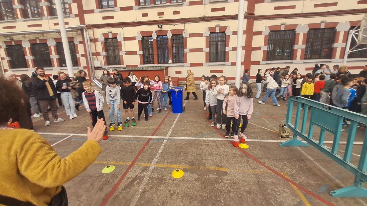 Alumnos del centro, durante la jornada de partidos.