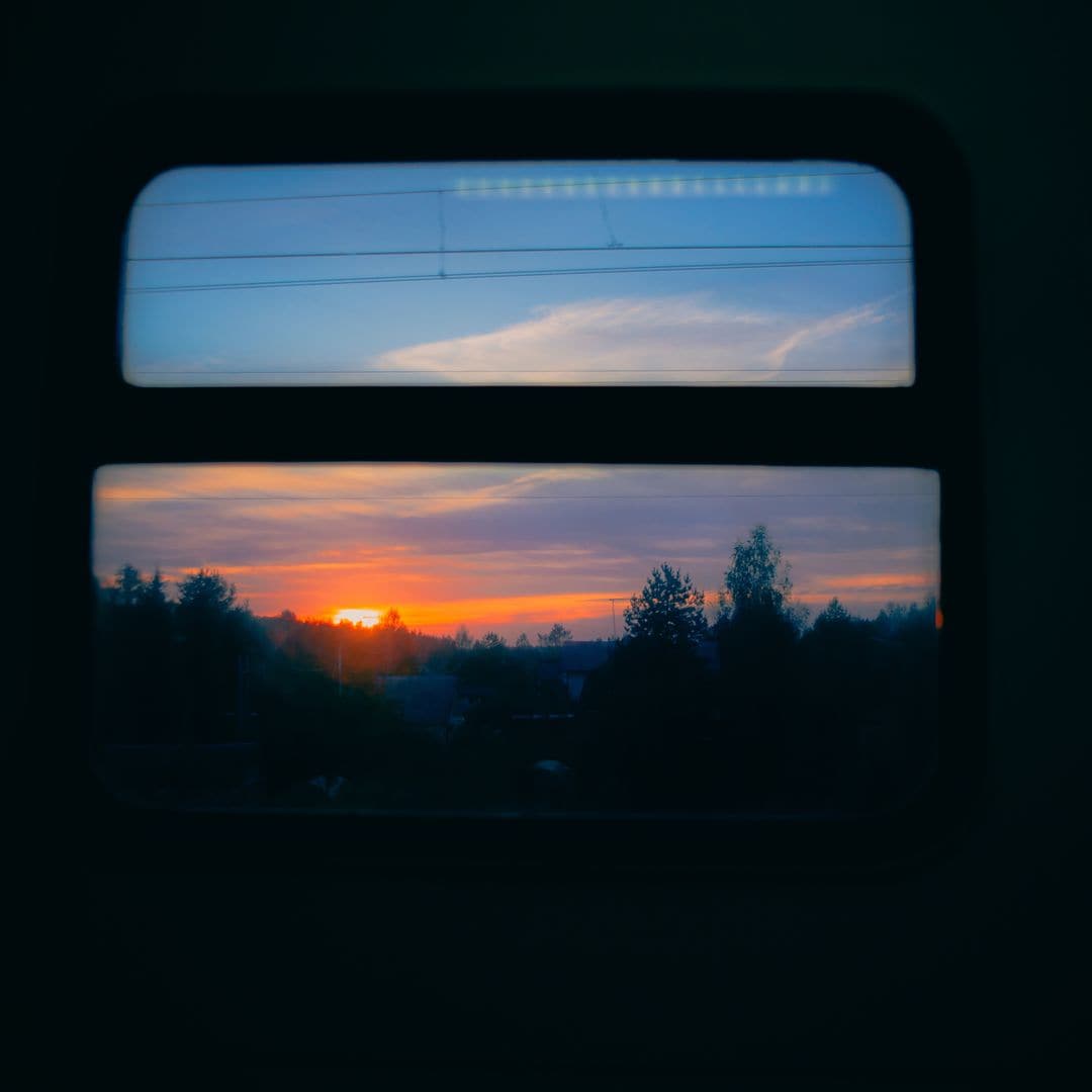 Vista del amanecer desde la ventana de un tren