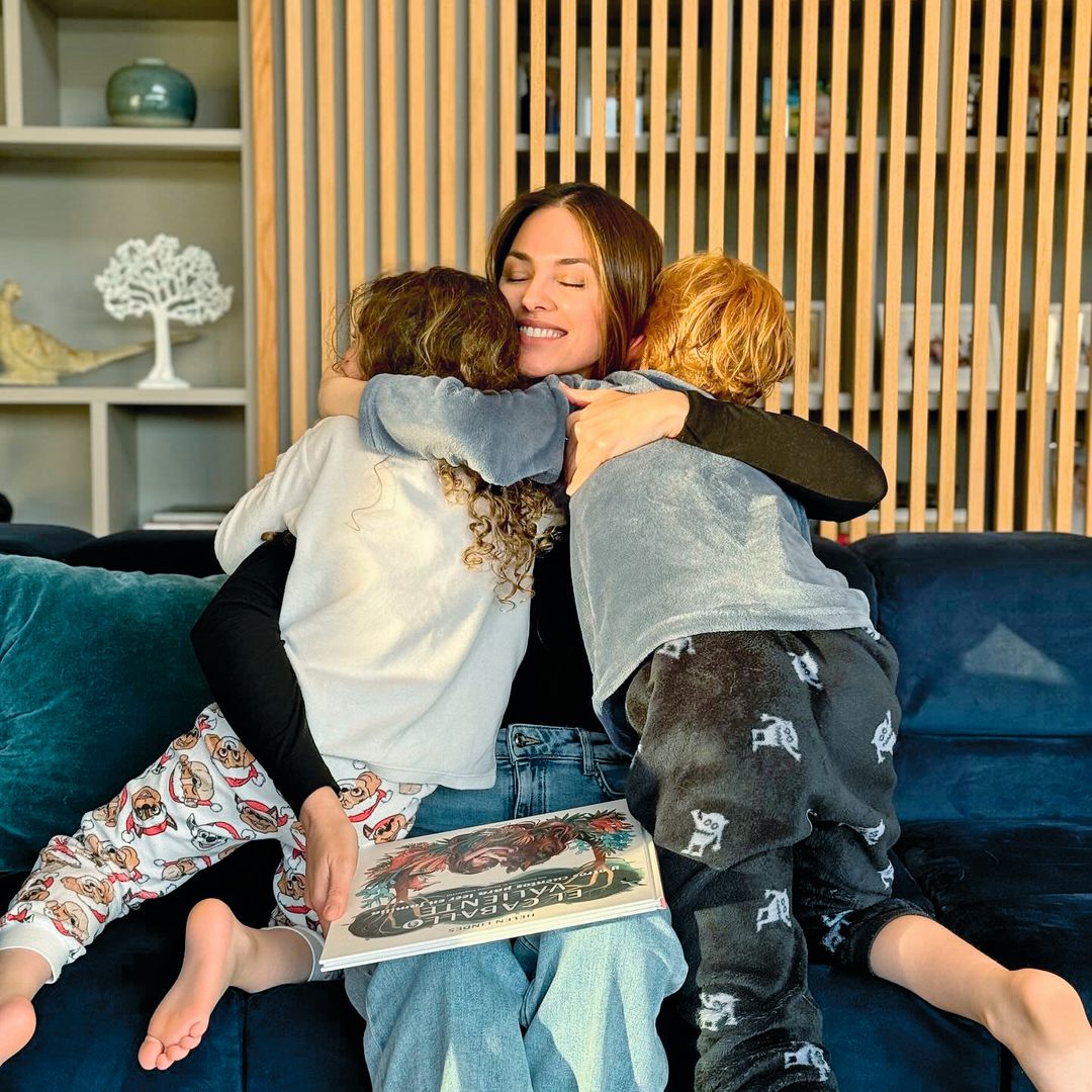 Helen Lindes besó a sus hijos