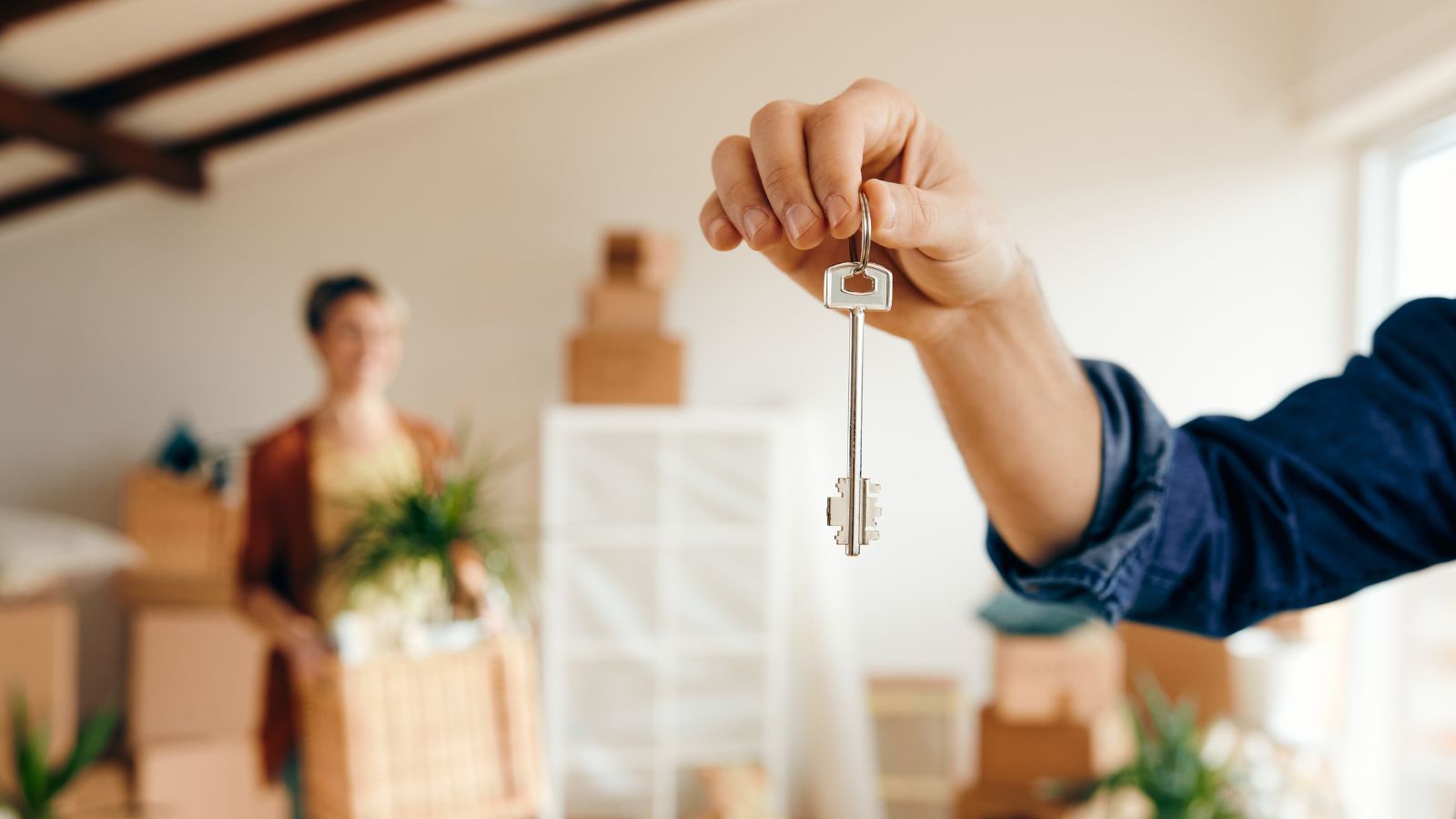 Imagen de una persona entrando a una nueva casa.