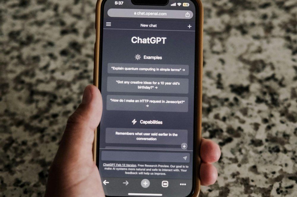 Los usuarios escriben comandos en ChatGPT para obtener resultados
