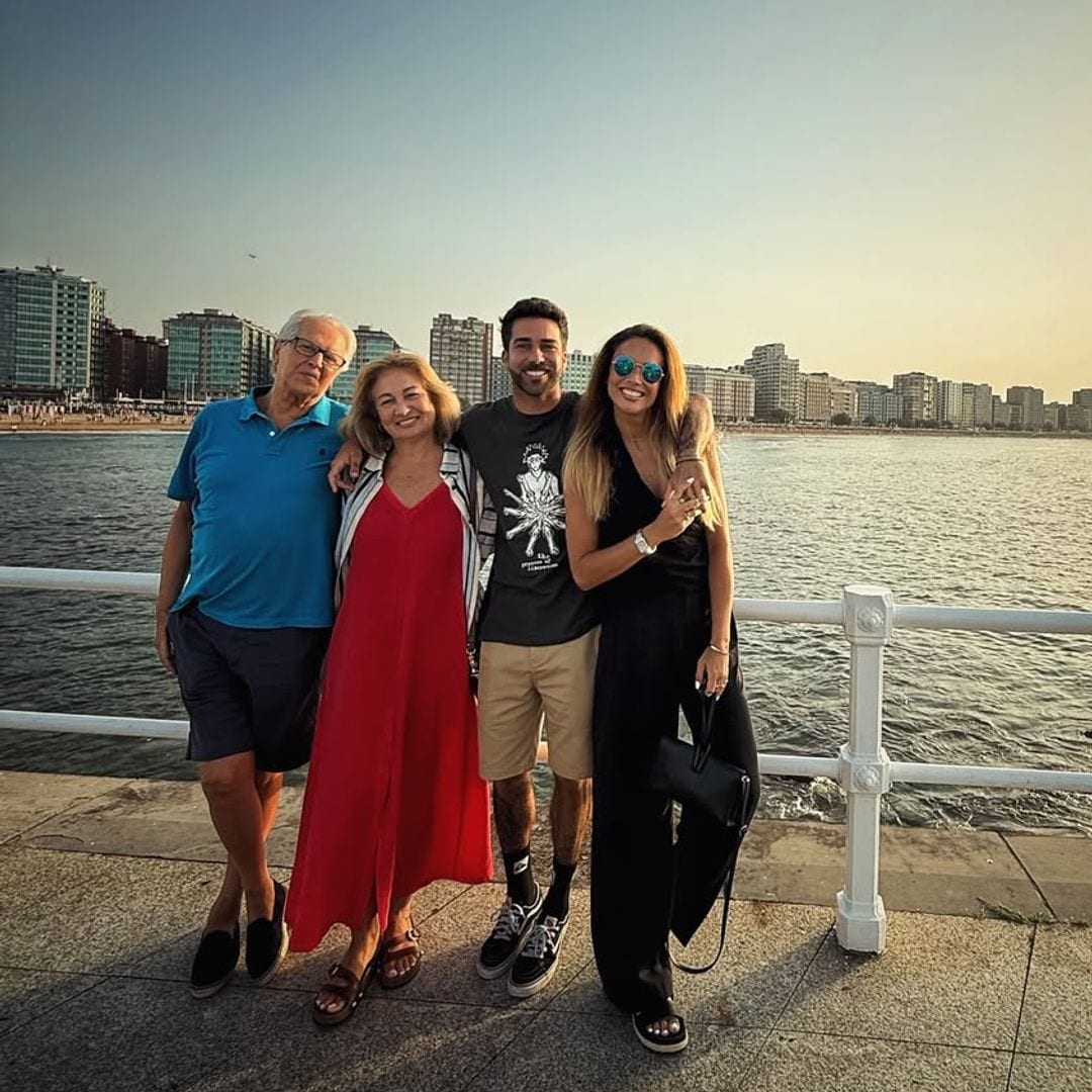 Lara Álvarez con sus padres y su hermano Bosco en Gijón