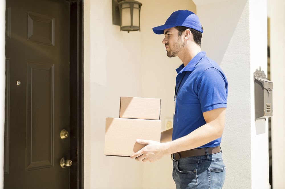 Repartidor llevando dos paquetes