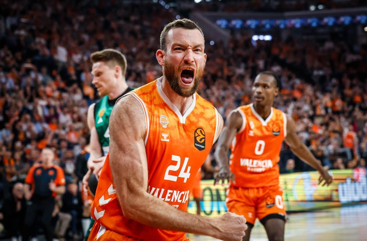Matt Costello celebra una canasta contra el Panathinaikos.
