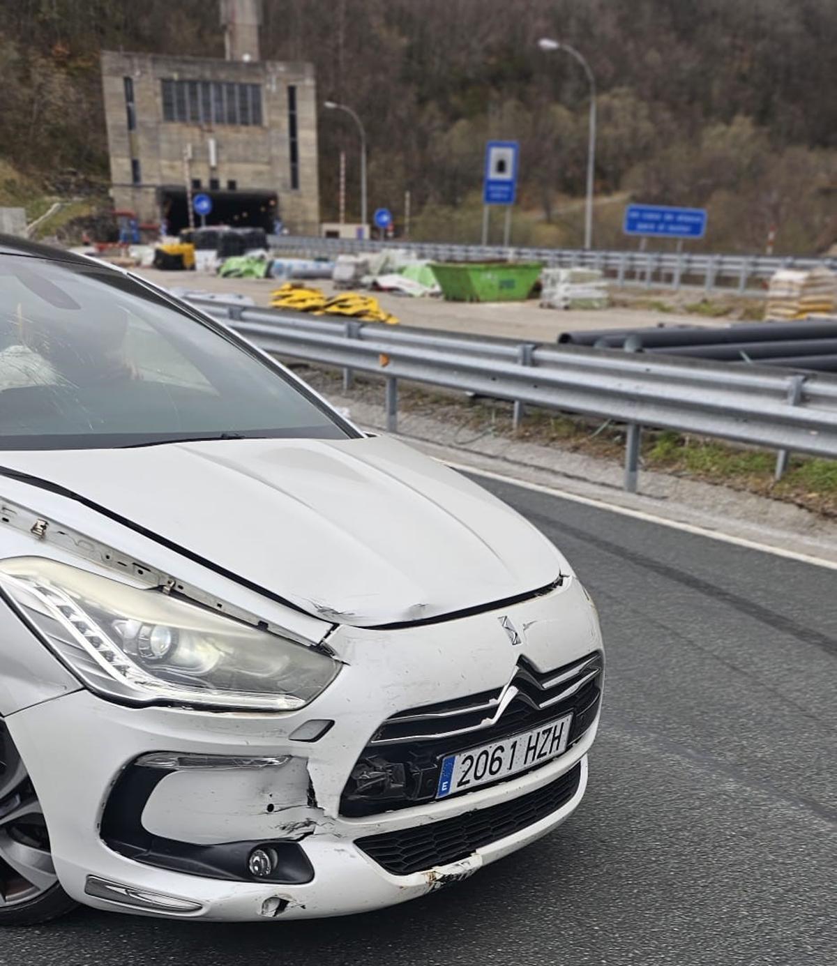 El vehículo que provocó el accidente, con Negrón al fondo.