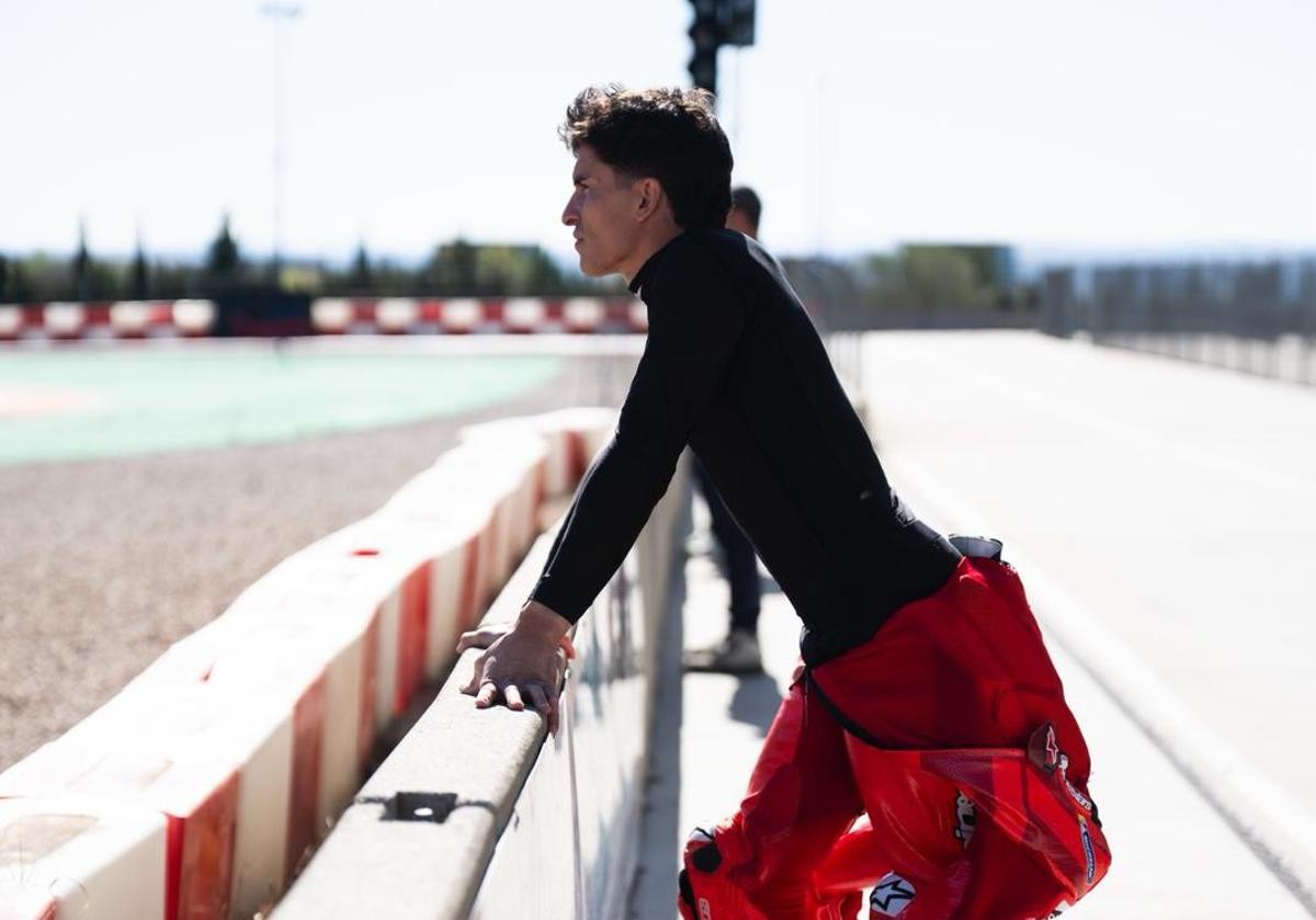 Marc Márquez, durante un descanso de su entrenamiento privado en Motorland (Alcañiz, Aragón).