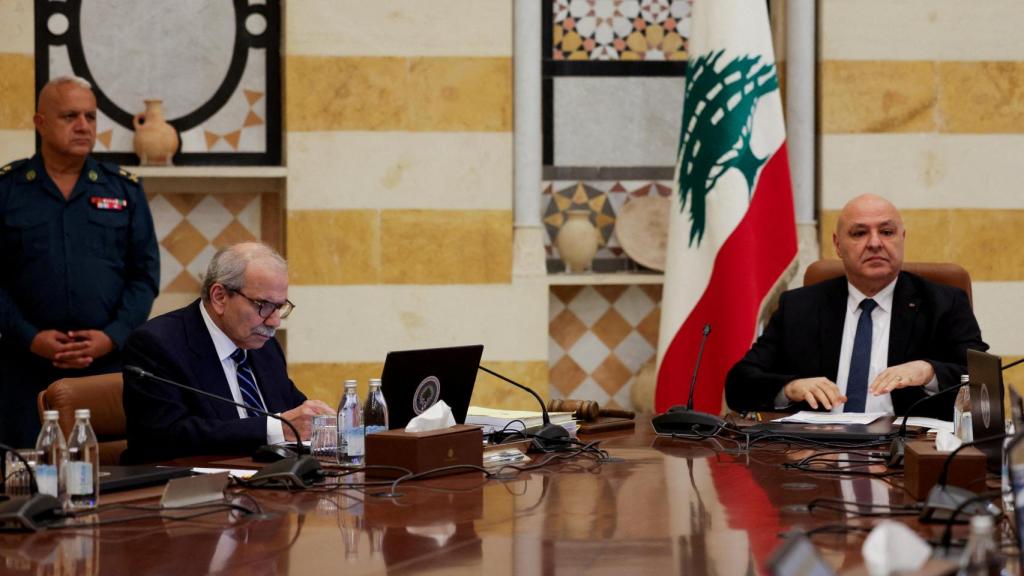 El presidente Joseph Aoun y el primer ministro Nawaf Salam asisten a discutir los esfuerzos para poner todas las armas del país bajo control estatal, en el Palacio Presidencial de Baabda, Líbano.
