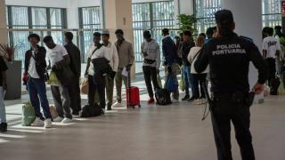 Un grupo de inmigrantes son trasladados desde el CETI de Ceuta, el 11 de febrero.