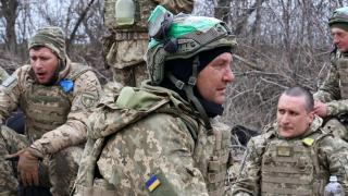 Soldados ucranianos en el campo de batalla.