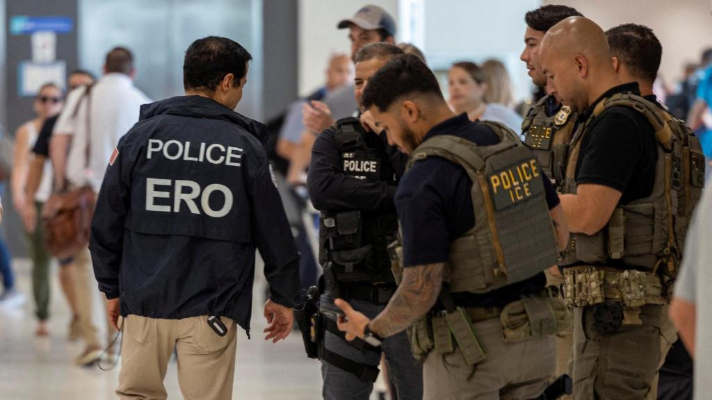 Agentes de ICE, la policía antiinmigración estadounidense, realizando una redada en un aeropuerto.