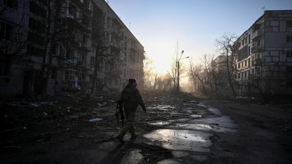 Un soldado ucraniano camina entre la destrucción causada por la guerra en Orykhiv, Óblast de Zaporizhzhia.