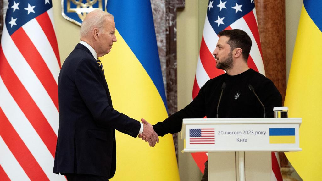 El expresidente estadounidense, Joe Biden, con el presidente ucraniano, Volodimir Zelensky, en la Casa Blanca.