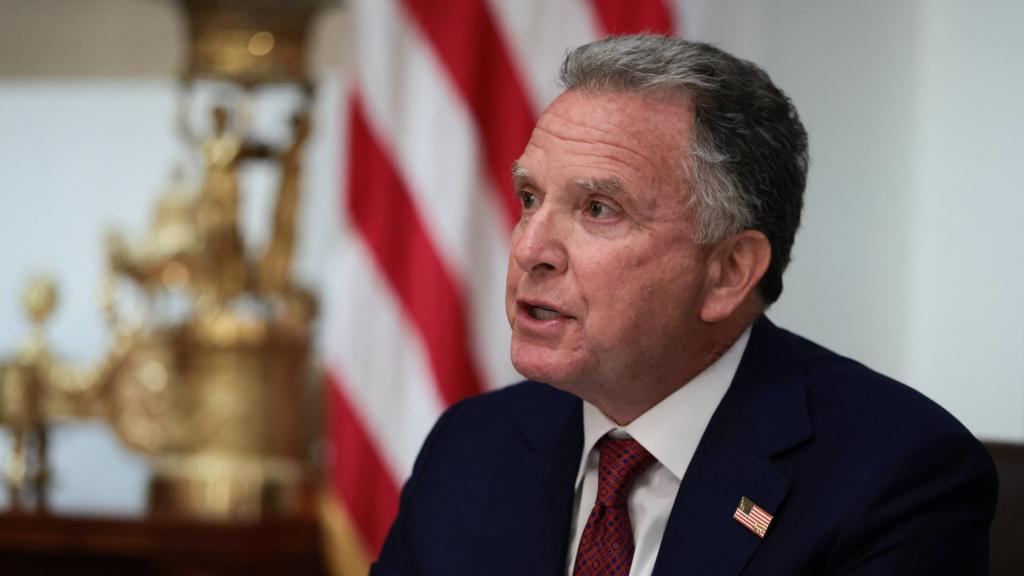 El enviado especial de Trump, Steve Witkoff, habla durante una reunión del gabinete en la Casa Blanca.