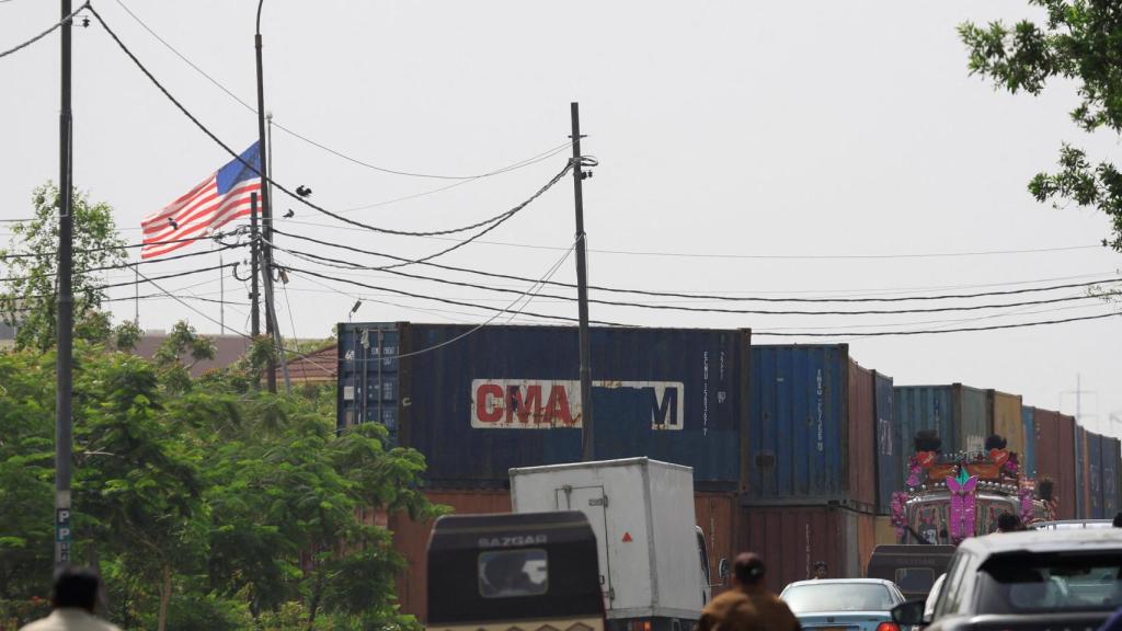 Bandera estadounidense en el consulado estadounidense en Karachi, capital de Pakistán.