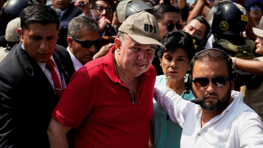 El candidato presidencial peruano Rafael López Aliaga sale después de votar en un colegio electoral durante las elecciones generales en Lima, Perú, el 12 de abril de 2026.