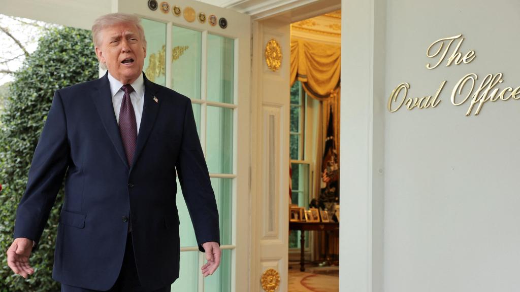 El presidente estadounidense Donald Trump habla con periodistas frente al Despacho Oval en la Casa Blanca, el 13 de abril de 2026.