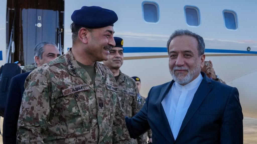 El ministro de Asuntos Exteriores iraní, Abbas Aragchi, recibe este miércoles en Teherán al jefe del Ejército paquistaní, Asim Munir.