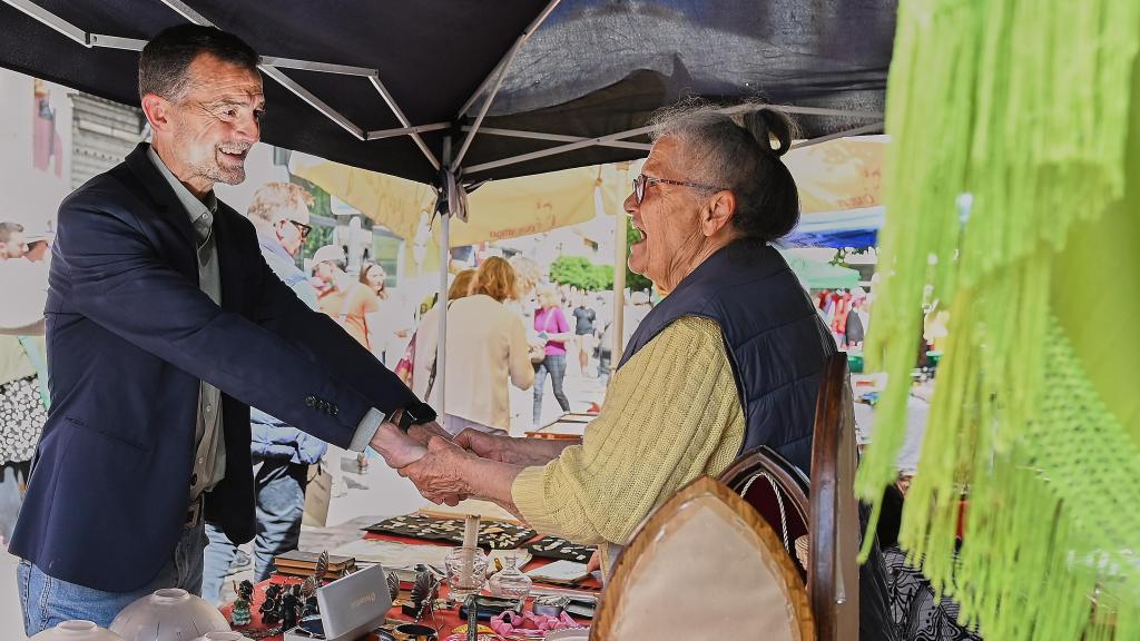 El candidato de Por Andalucía, Antonio Maíllo, posa antes de la entrevista a EL ESPAÑOL en El Jueves', mercadillo de la calle Feria.