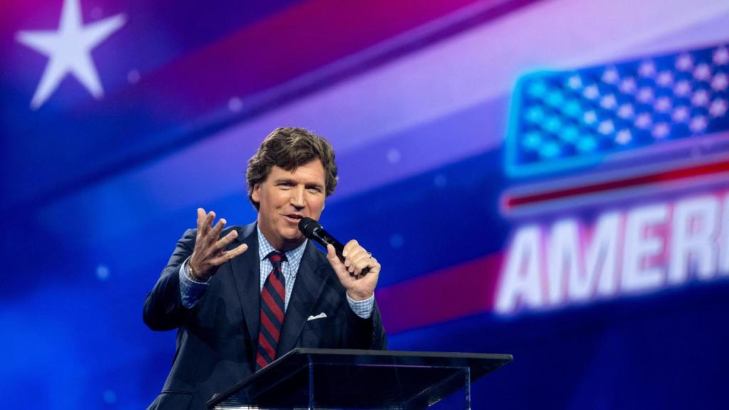 Tucker Carlson habla en una cumbre republicana.