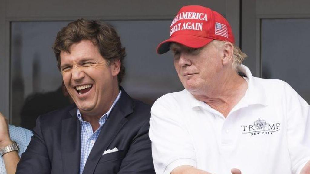 Tucker Carlson, con Donald Trump, en una fotografía de archivo.