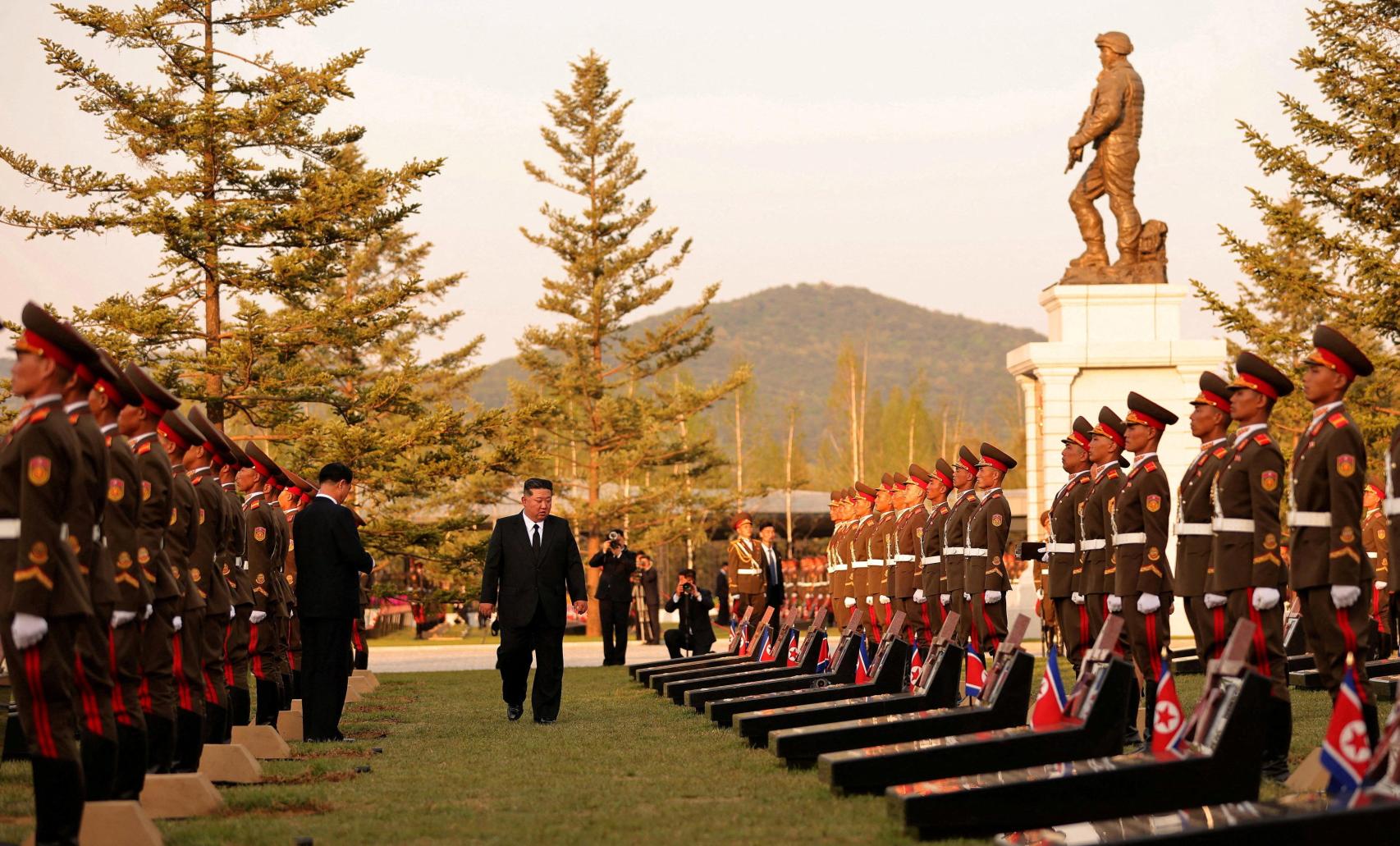 Kim Jong-un contempla las piedras conmemorativas de los soldados norcoreanos asesinados en Kursk.