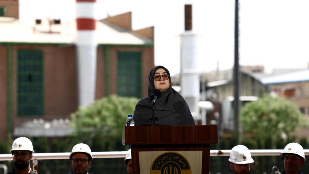 Fatemeh Mohajerani, portavoz del gobierno, ofrece una conferencia de prensa frente a la central eléctrica de Tarasht en Teherán.