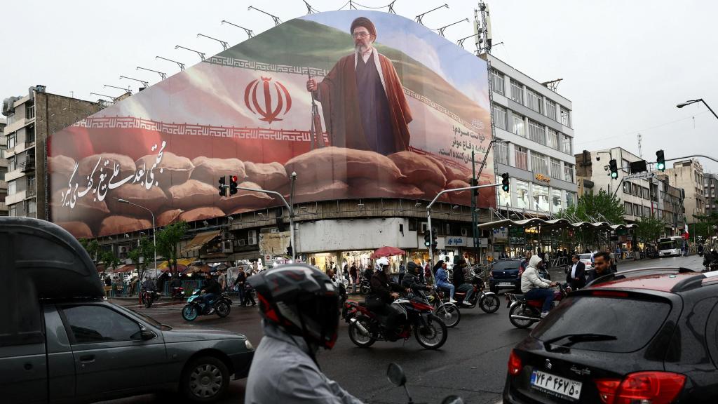 Un cruce en Teherán presidido por la efigie de Mojatba Khamenei.