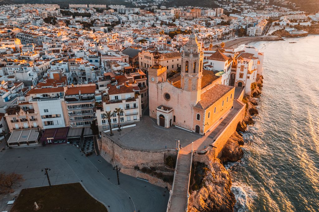 Sitges es una ciudad costera de Cataluña, al suroeste de Barcelona.
