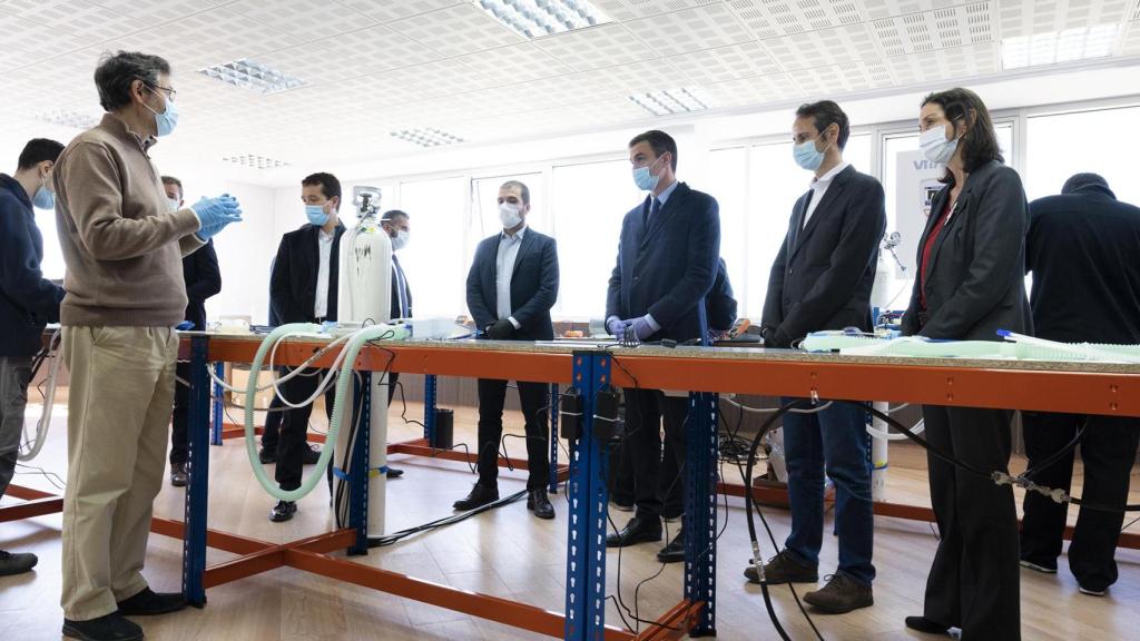 El presidente del Gobierno, Pedro Sánchez, junto a Ángel Escribano y Javier Escribano, entre otras personas, durante una visita a la empresa de respiradores Hersill en abril de 2020.