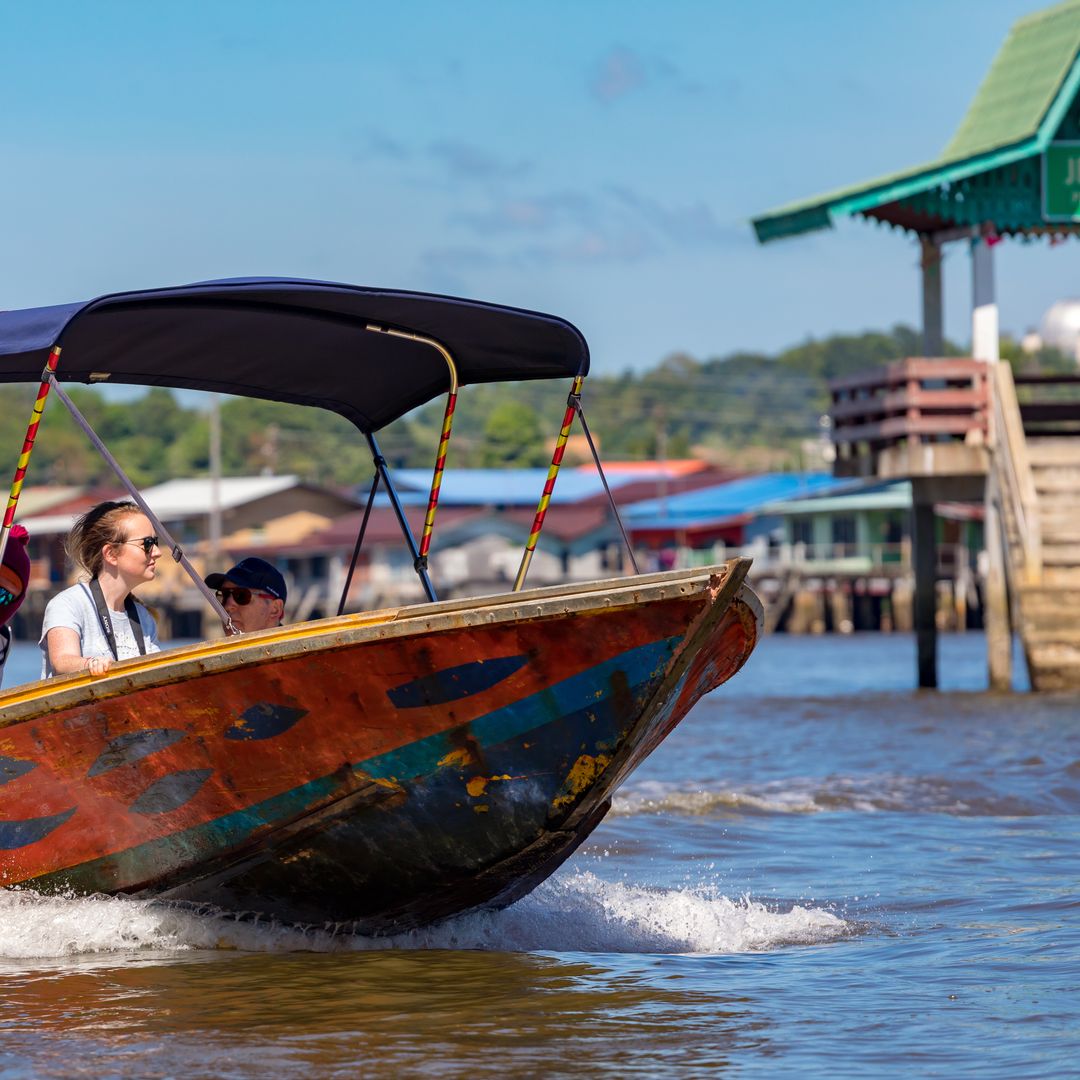 En barco vía Kampong Ayer, hasta Bandar Seri Begawan, capital de Brunei