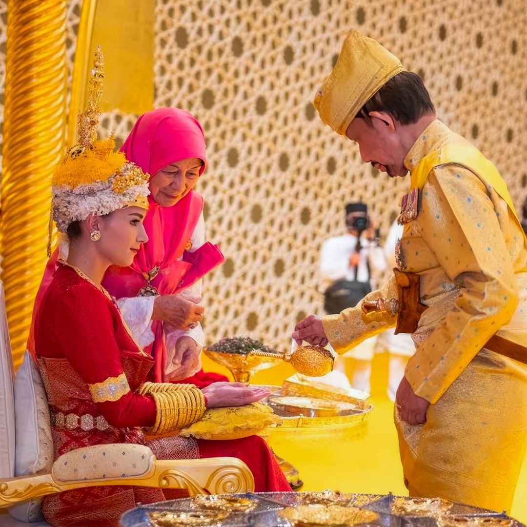Anisha Isa Kalebic con el sultán de Brunei Hassanal Bolkiah y su esposa, la reina Saleha, durante su boda con Abdul Mateen de Brunei el 11 de enero de 2024 en Bandar Seri Begawan, Brunei