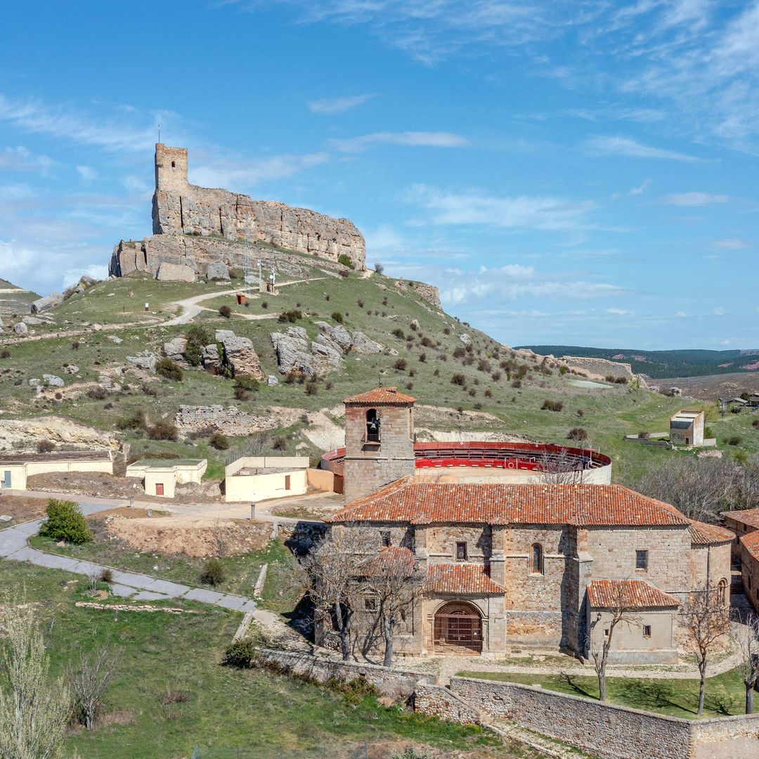 La iglesia de Sainte Trinité y la ciudad, al pie del castillo.