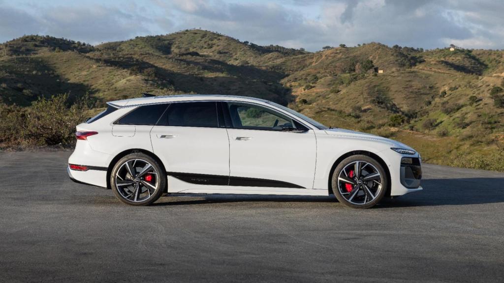 El Audi A6 Avant e-tron es una berlina eléctrica que mide 4,92 metros de longitud.