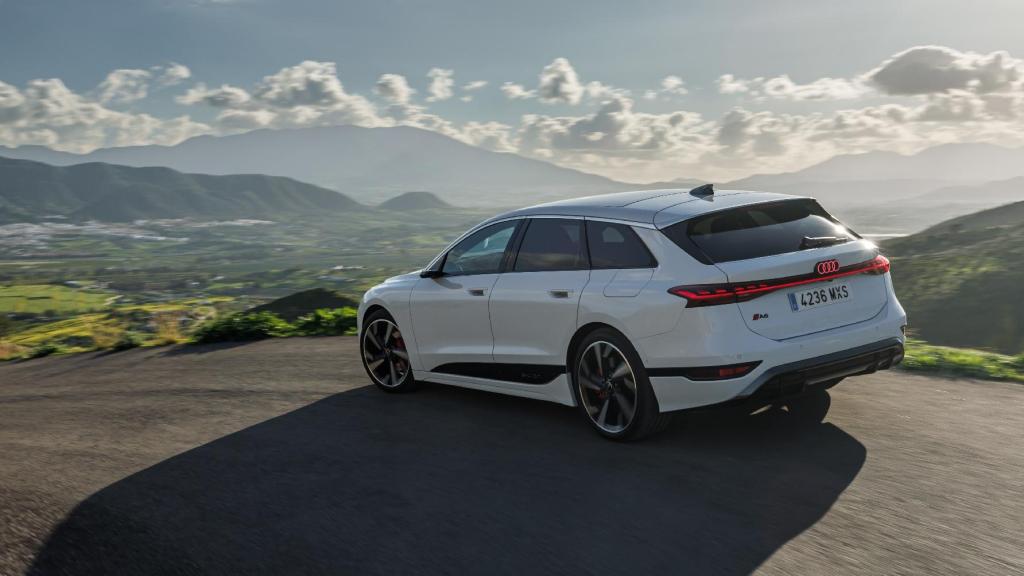 Vista trasera de tres cuartos del Audi A6 Avant e-tron.