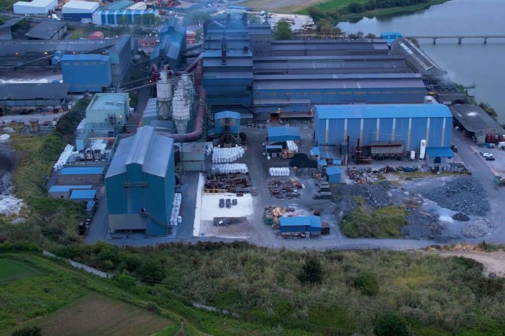 Imagen aérea de la planta de Ferroatlántica en Sabón (A Coruña) / Ferroglobe