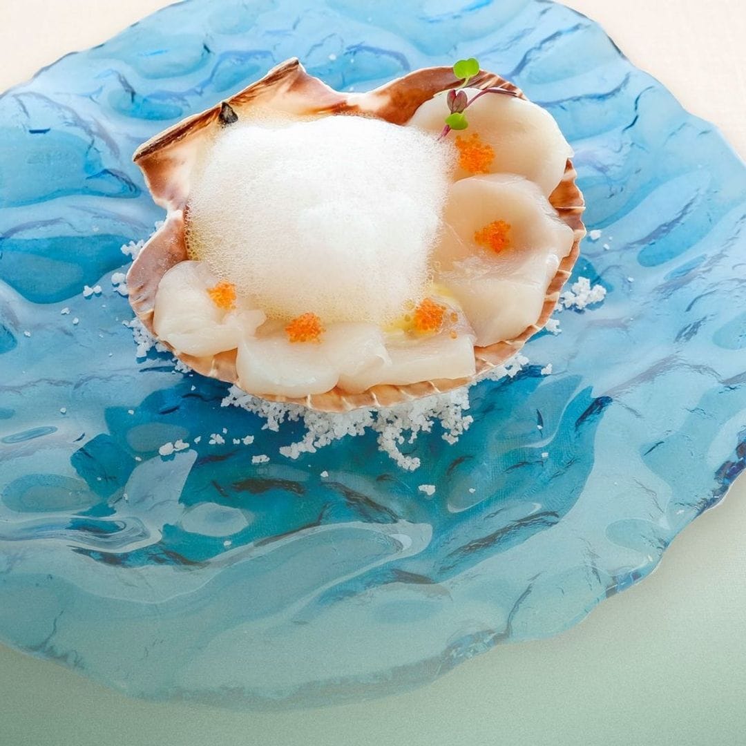 Vieiras, gazpacho amarillo y aire de lima kafir del restaurante Hoyo 16, Real Club Pineda, Sevilla