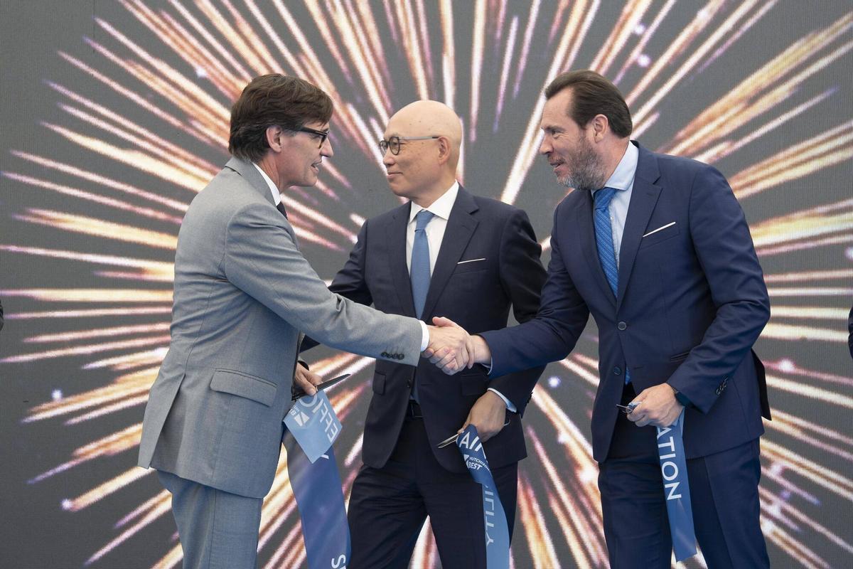 Inauguración de la ampliación de la terminal de contenedores BEST de Hutchison Ports, en el Puerto de Barcelona. En la foto, de izquierda a derecha: el presidente de la Generalitat, Salvador Illa; Clemence Cheng, directora general de la división europea de Hutchison Ports BEST; el ministro de Transportes y Movilidad Sostenible, Óscar Puente, en julio de 2025.